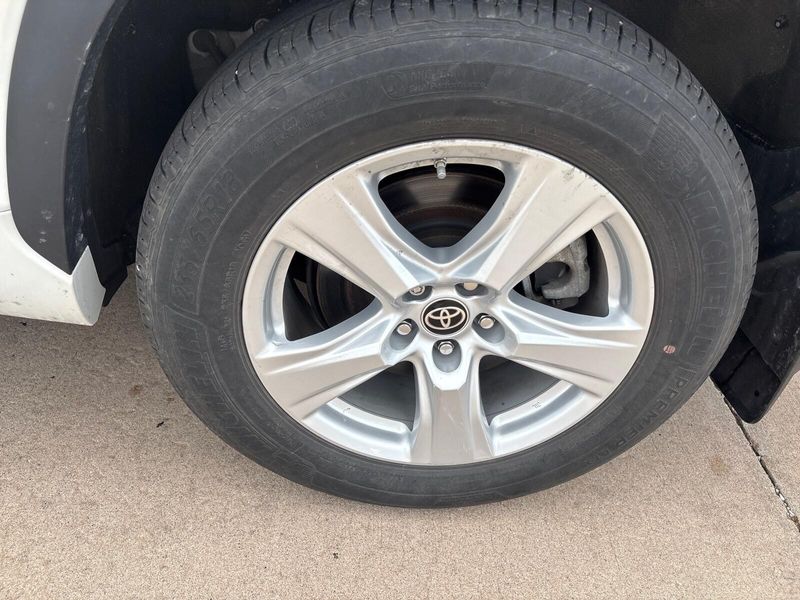 Used 2023 Toyota Highlander LImage 13