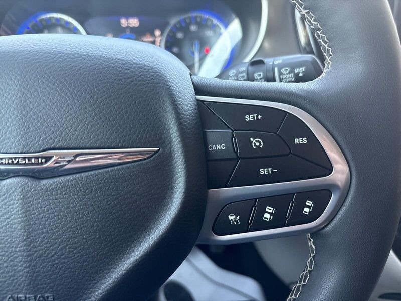 Used 2023 Chrysler Pacifica Touring LImage 15