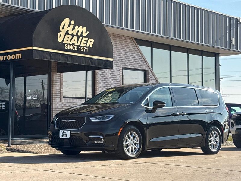 Used 2024 Chrysler Pacifica Touring LImage 1