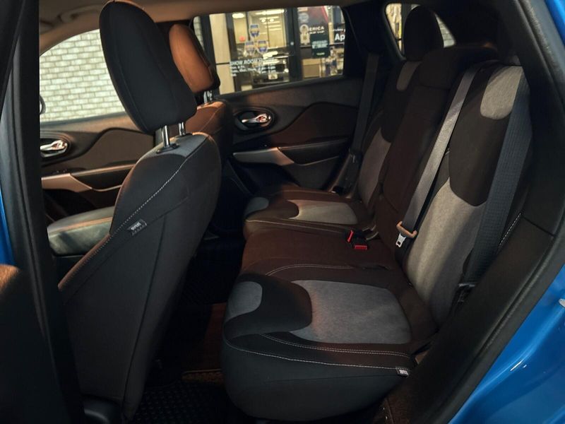 Used 2017 Jeep Cherokee AltitudeImage 11