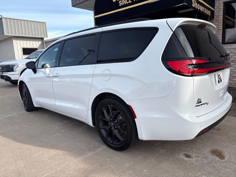 Used 2025 Chrysler Pacifica LimitedImage 12