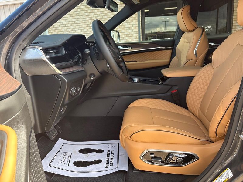 New 2025 Jeep Grand Cherokee L Summit 4x4Image 3