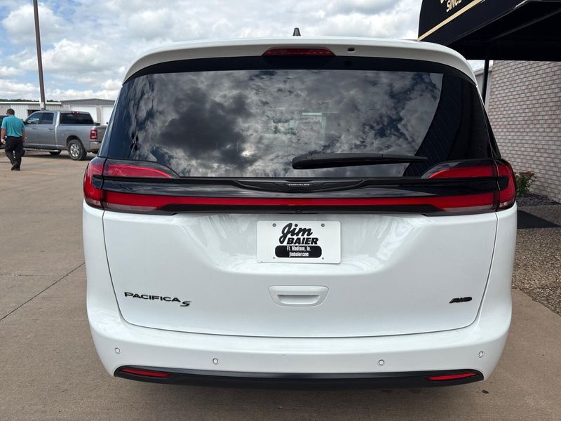 2023 Chrysler Pacifica Touring L photo 11