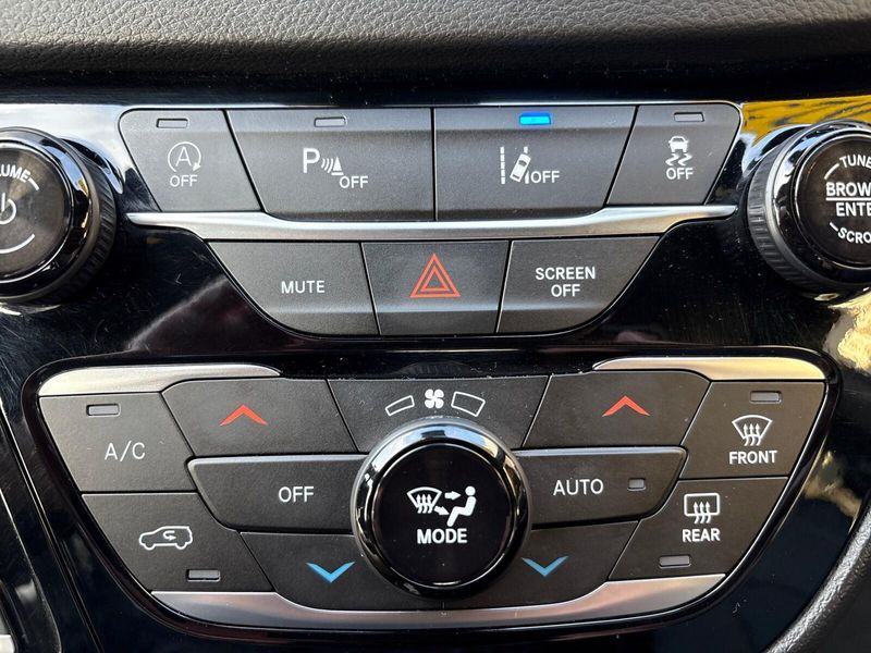 Used 2025 Chrysler Pacifica SelectImage 21