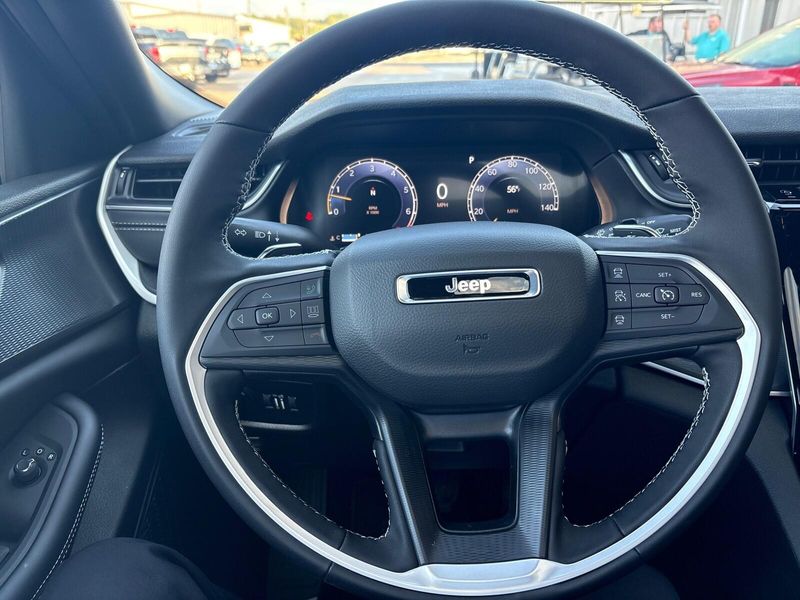 New 2025 Jeep Grand Cherokee Laredo X 4x4Image 14