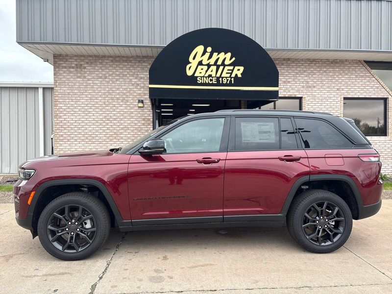 New 2025 Jeep Grand Cherokee Limited 4x4Image 2