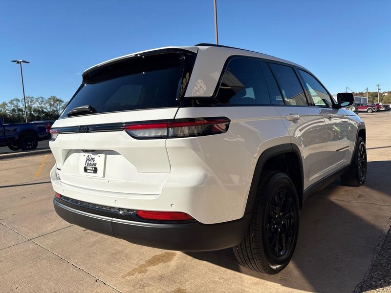 New 2025 Jeep Grand Cherokee Altitude X 4x4Image 9