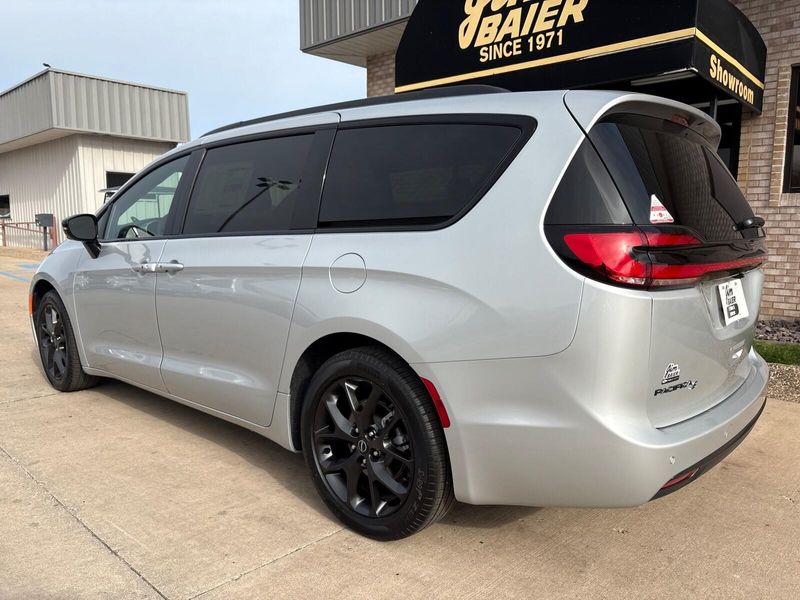 New 2026 Chrysler Pacifica SelectImage 11