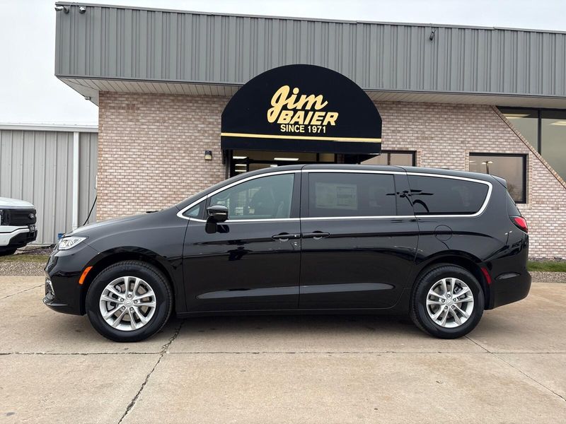 New 2026 Chrysler Pacifica Select AwdImage 2