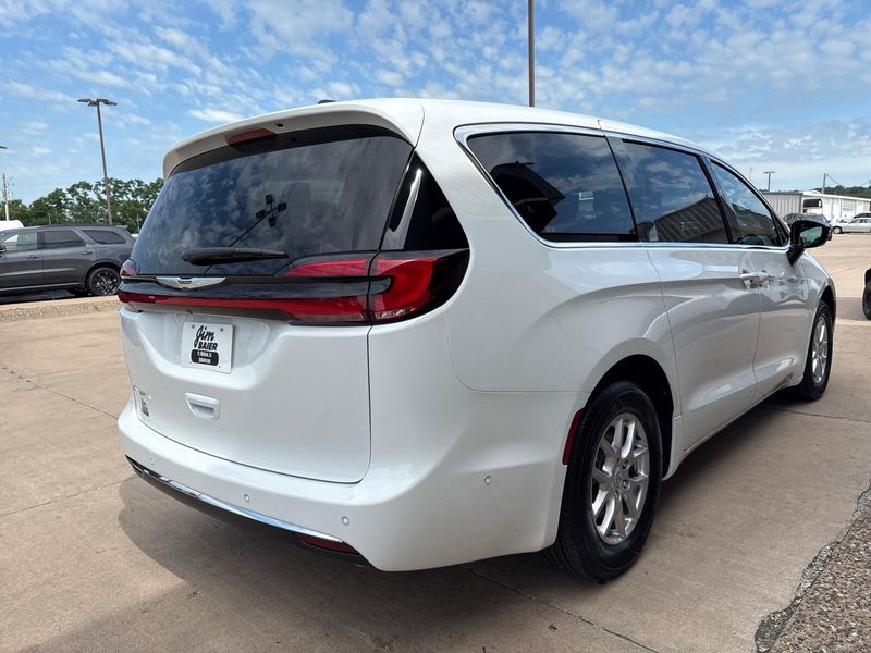 New 2025 Chrysler Pacifica SelectImage 9