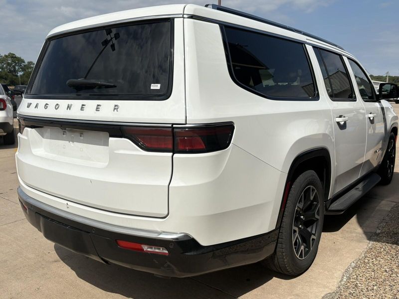 2025 Jeep Wagoneer L Series IIIImage 9