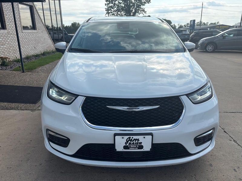 Used 2023 Chrysler Pacifica Touring LImage 5