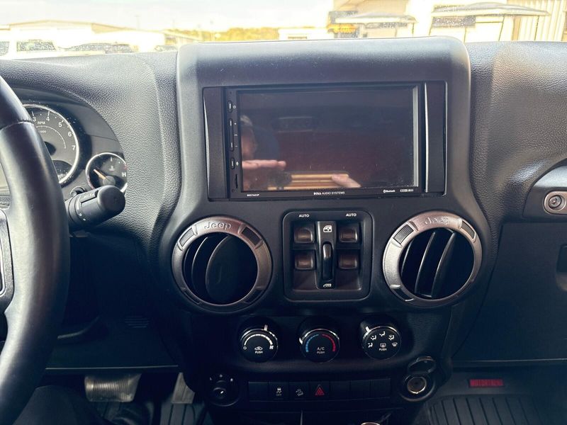 Used 2015 Jeep Wrangler Unlimited SportImage 16