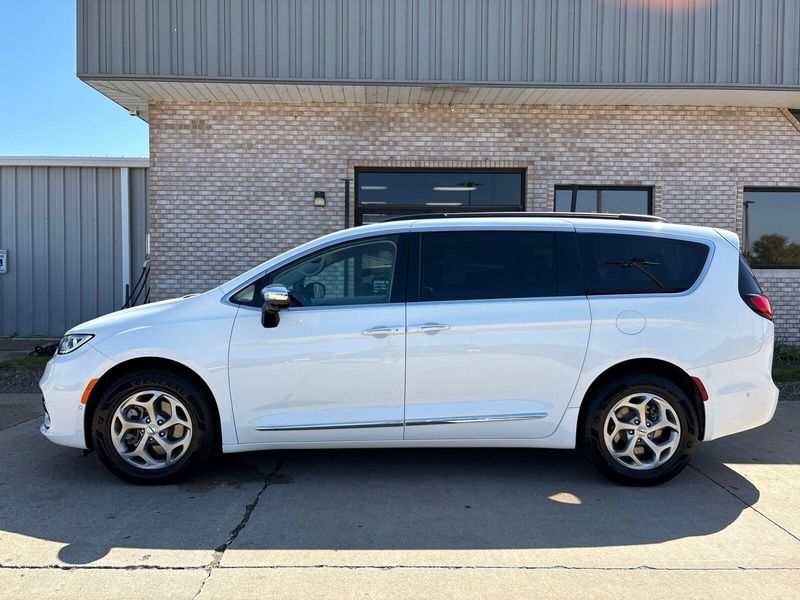 Used 2023 Chrysler Pacifica LimitedImage 2