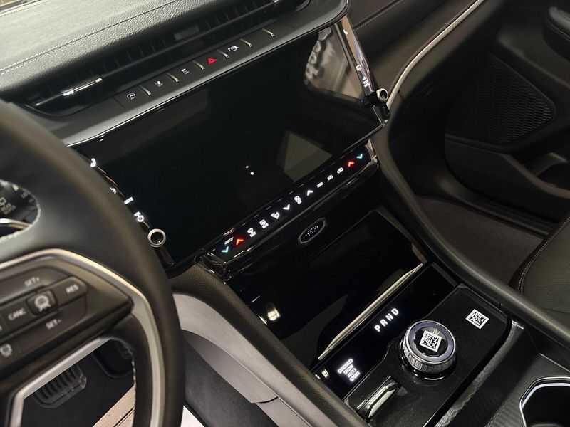 New 2026 Jeep Grand Cherokee Laredo Altitude 4x4Image 15