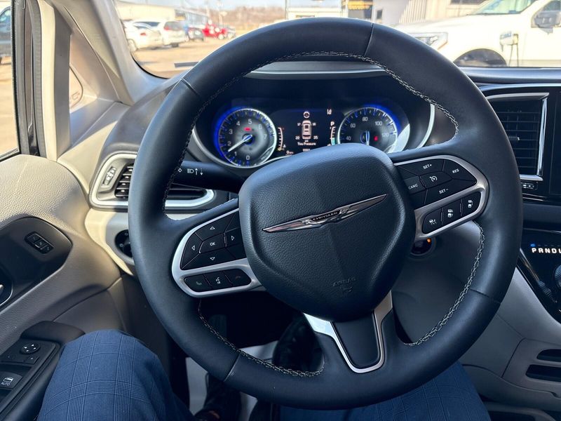Used 2024 Chrysler Pacifica Touring LImage 14