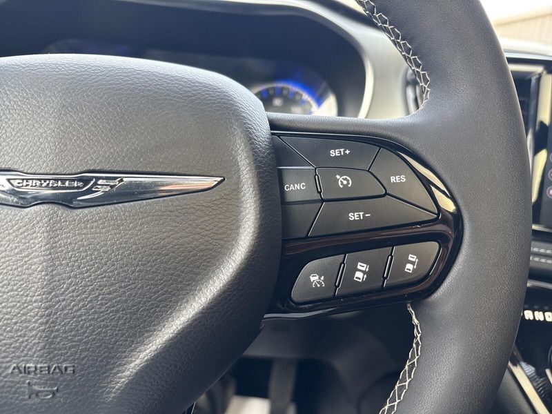 Used 2025 Chrysler Pacifica LimitedImage 24