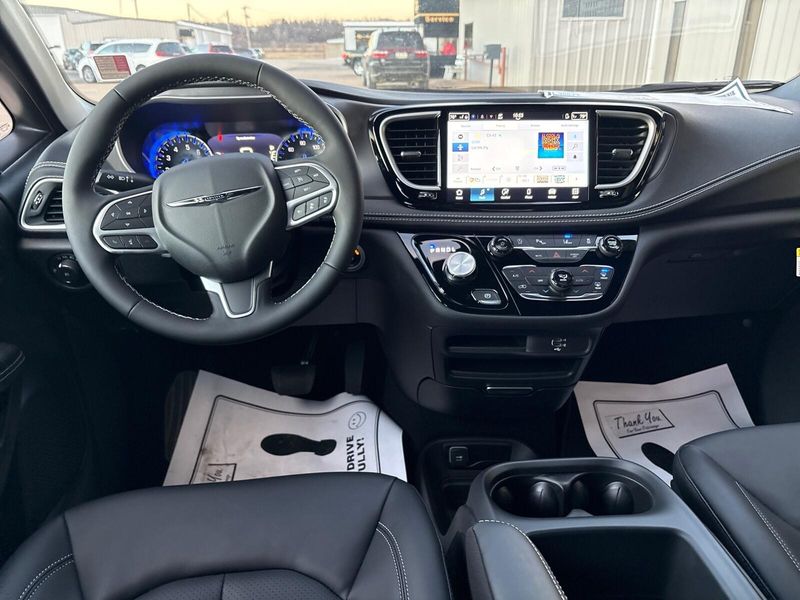 New 2026 Chrysler Pacifica Select AwdImage 6