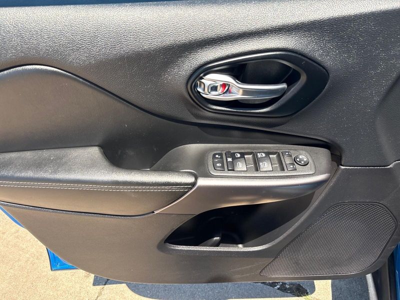 Used 2022 Jeep Cherokee Latitude LuxImage 12