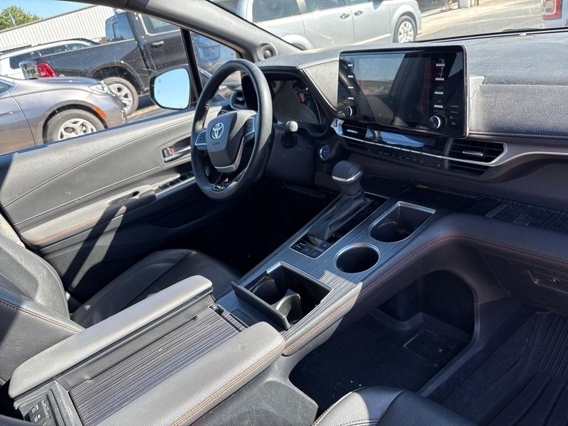 Used 2022 Toyota Sienna XSEImage 7