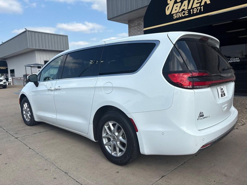 Used 2023 Chrysler Pacifica Touring LImage 9