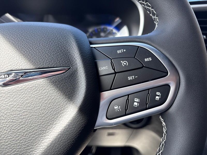 New 2026 Chrysler Pacifica SelectImage 14