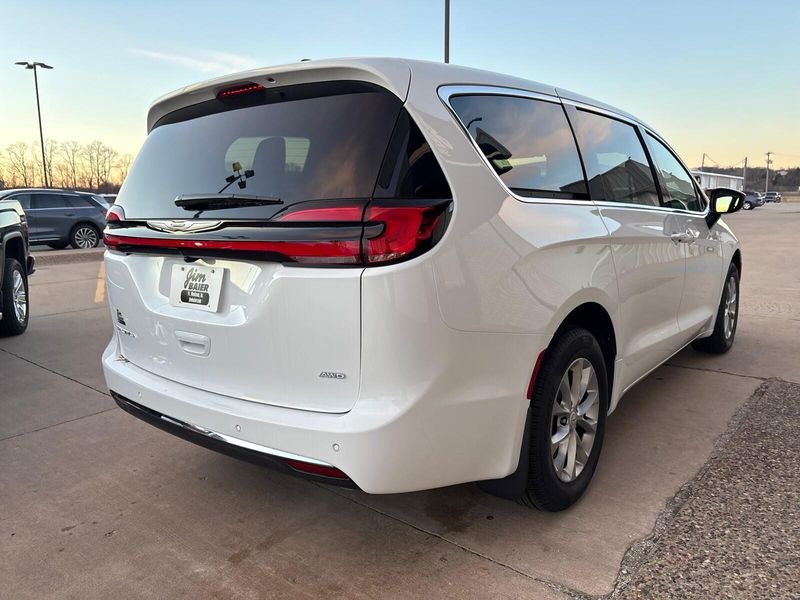 New 2026 Chrysler Pacifica Select AwdImage 9
