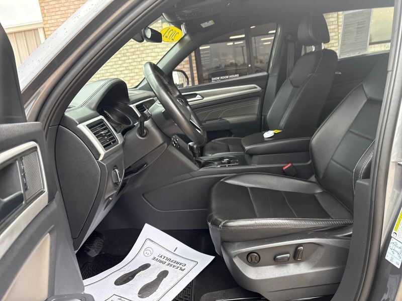 Used 2021 Volkswagen Atlas Cross Sport 3.6L V6 SE w/TechnologyImage 3