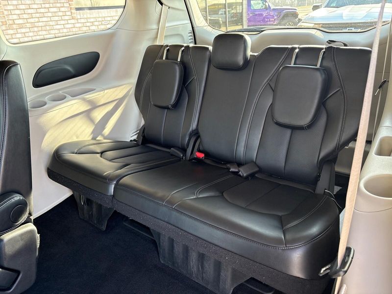 Used 2024 Chrysler Pacifica Touring LImage 5