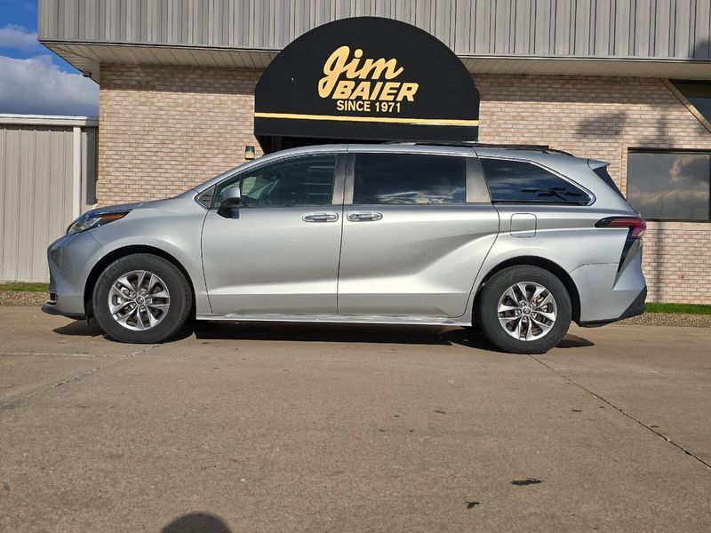 2022 Toyota Sienna XLEImage 2