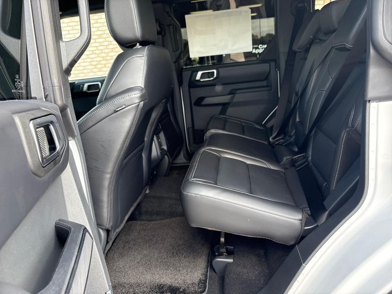 2025 Ford Bronco Outer Banks photo 4