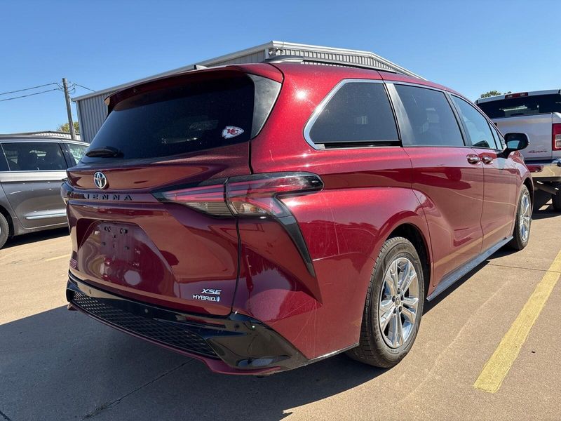 Used 2022 Toyota Sienna XSEImage 5