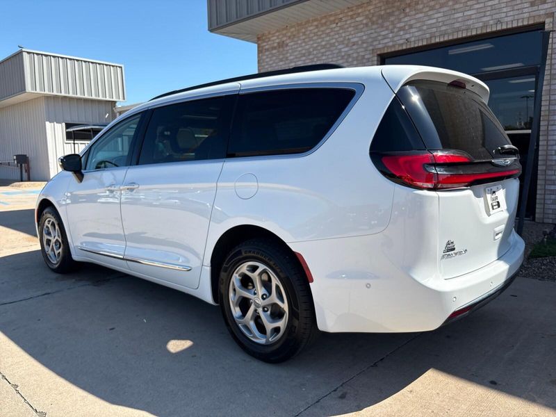 Used 2023 Chrysler Pacifica LimitedImage 12