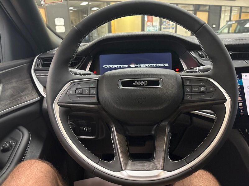 New 2027 Jeep Grand Cherokee Laredo AltitudeImage 13