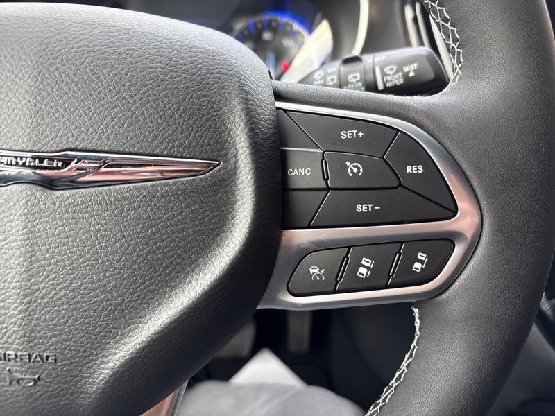 New 2026 Chrysler Pacifica SelectImage 15