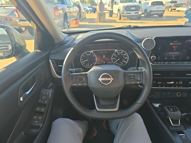 Used 2025 Nissan Rogue SVImage 14