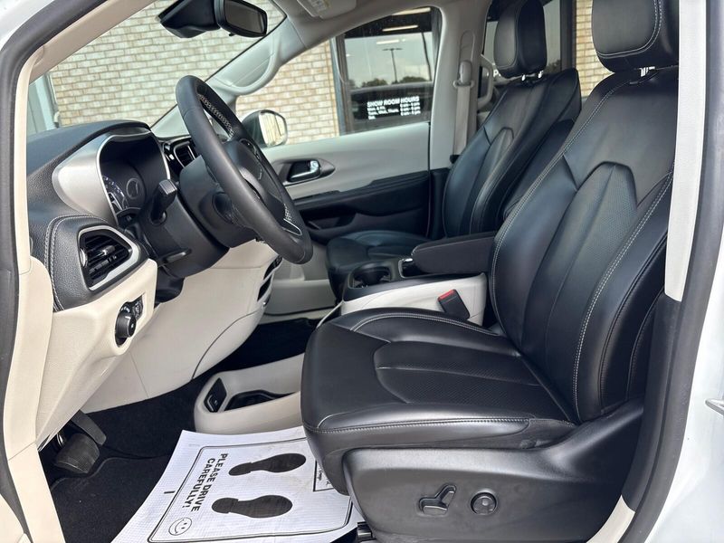 Used 2023 Chrysler Pacifica Touring LImage 3