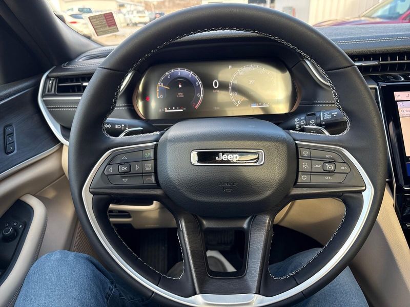 New 2025 Jeep Grand Cherokee L Limited 4x4Image 16