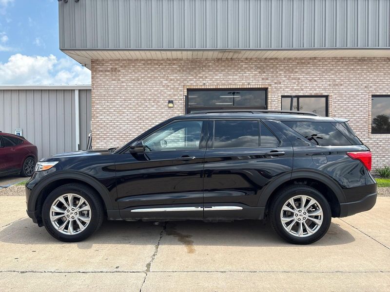 Used 2024 Ford Explorer XLTImage 2