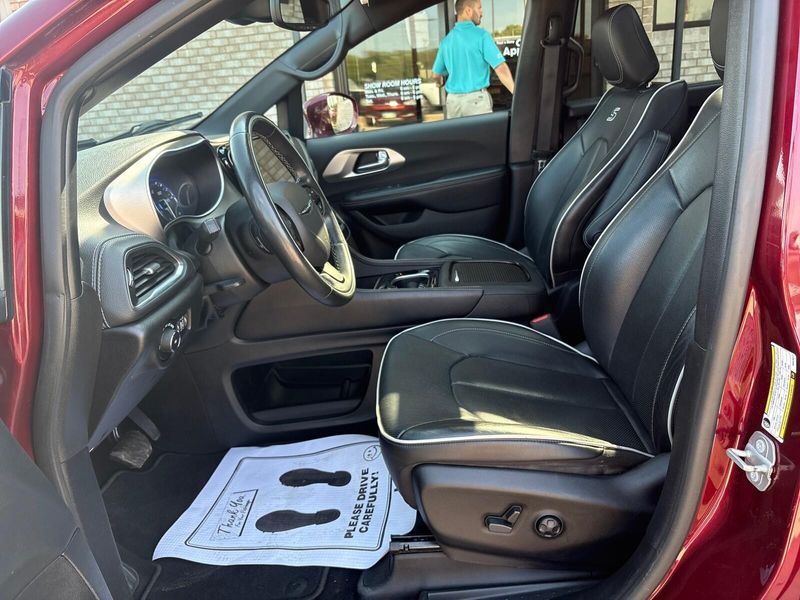 Used 2021 Chrysler Pacifica LimitedImage 3