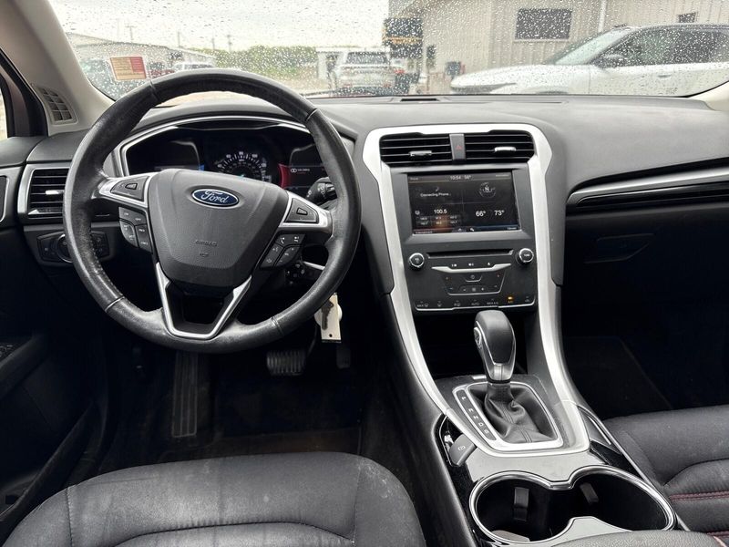 2014 Ford Fusion SEImage 5