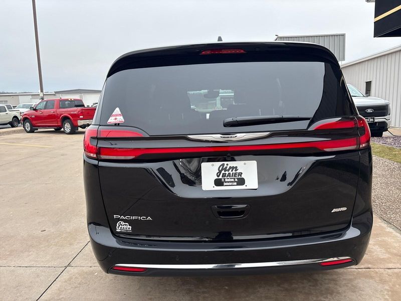 New 2026 Chrysler Pacifica Select AwdImage 10