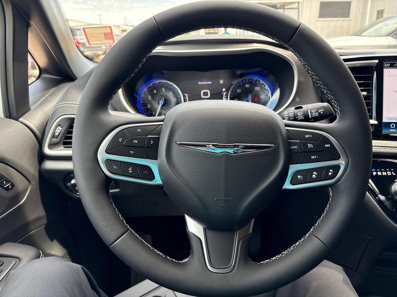 New 2025 Chrysler Pacifica SelectImage 14