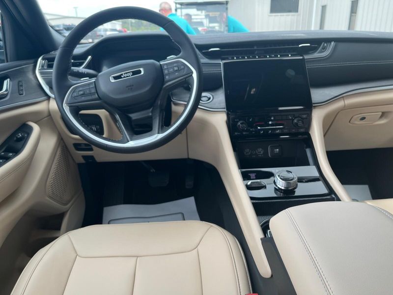 2025 Jeep Grand Cherokee L Limited 4x4Image 7