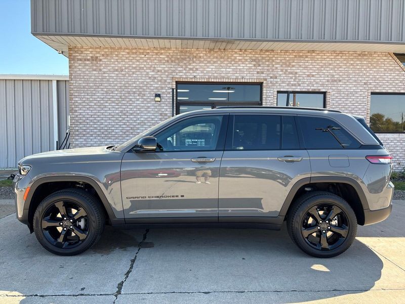 New 2027 Jeep Grand Cherokee LimitedImage 2