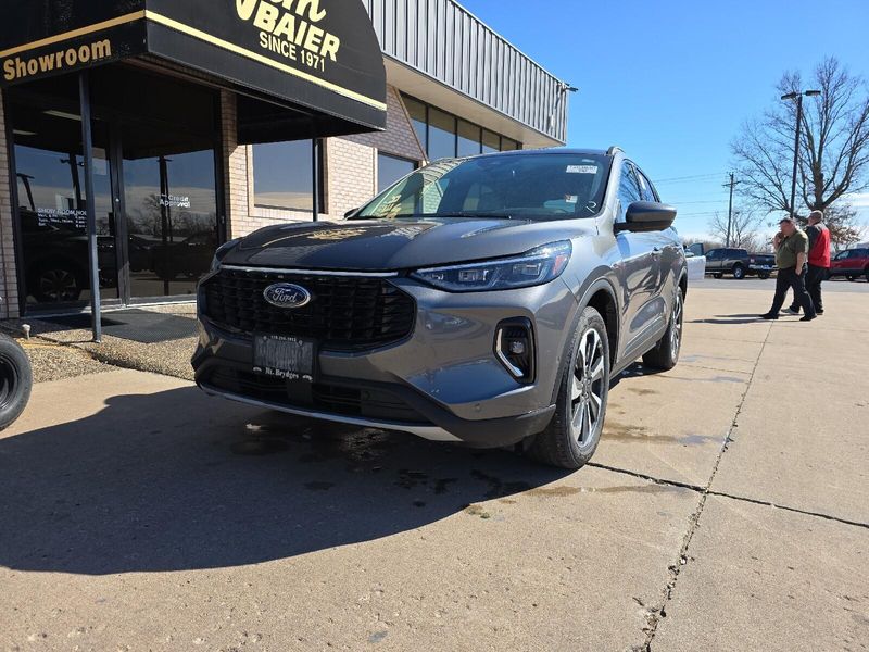 2023 Ford Escape PlatinumImage 4