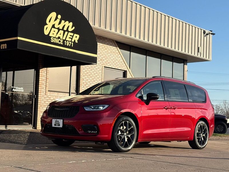 New 2026 Chrysler Pacifica SelectImage 1