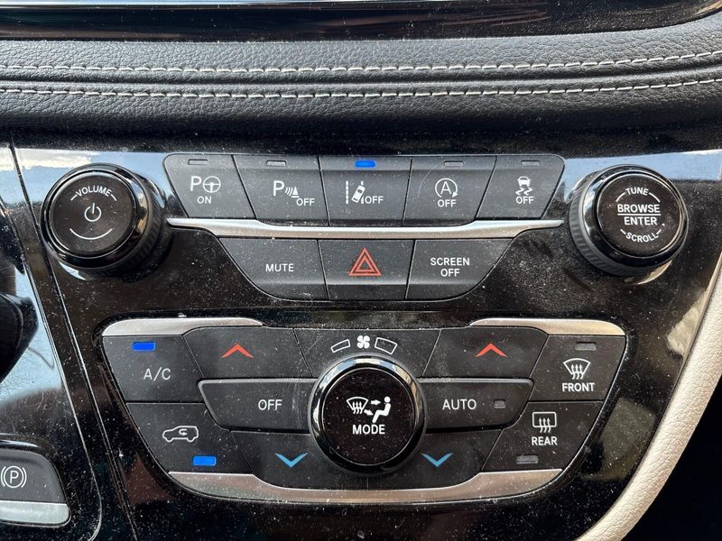 Used 2023 Chrysler Pacifica LimitedImage 18