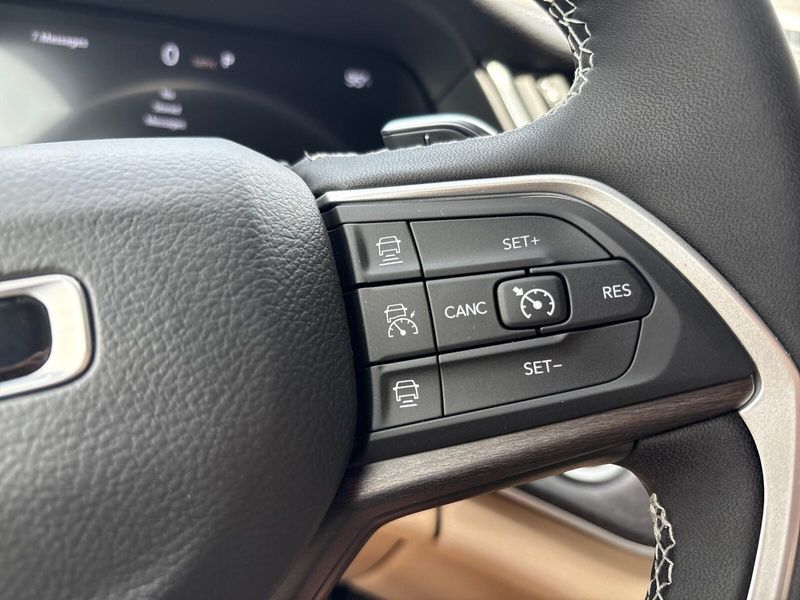 New 2025 Jeep Grand Cherokee L Limited 4x4Image 16