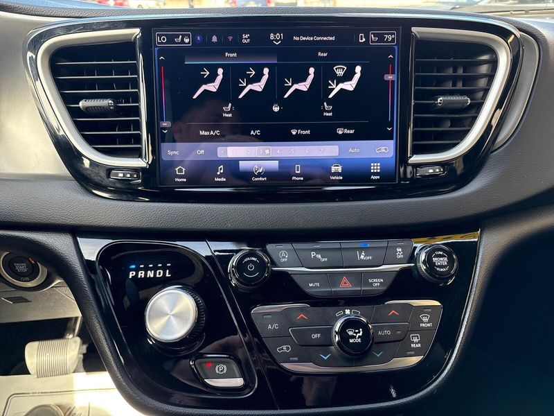 Used 2025 Chrysler Pacifica SelectImage 18